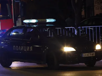 На косъм от трагедия! Вадят полумъртви мигранти от бус