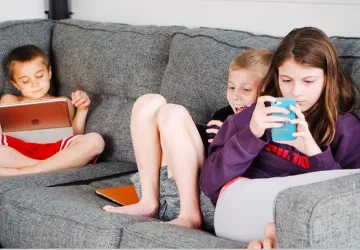 Депутати на Острова искат забрана за смартфоните за деца до 16 г.