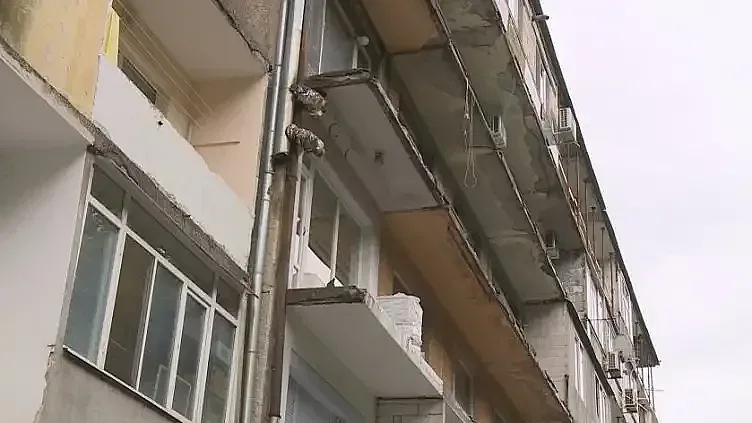 Блок на ужасите! Хора падат от тераси без парапет