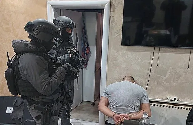 Софийски квартал почерня от полиция. Десетки арестувани (ВИДЕО)