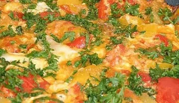 С изпечени и обелени чушки става най-вкусният миш-маш
