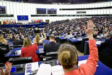 С викове „Върнете ги обратно“: Европарламентът прие спорен пакт ВИДЕО