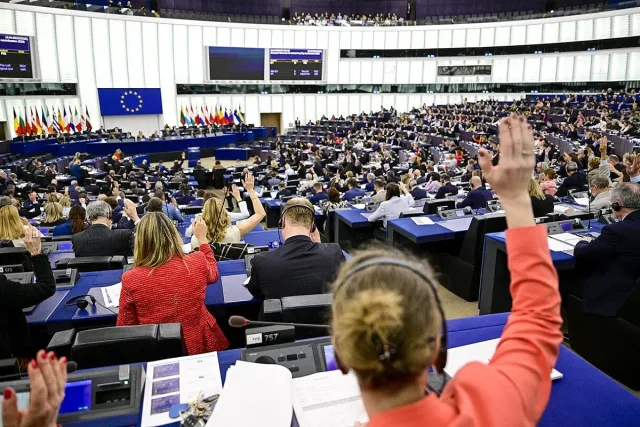 С викове „Върнете ги обратно“: Европарламентът прие спорен миграционен пакт