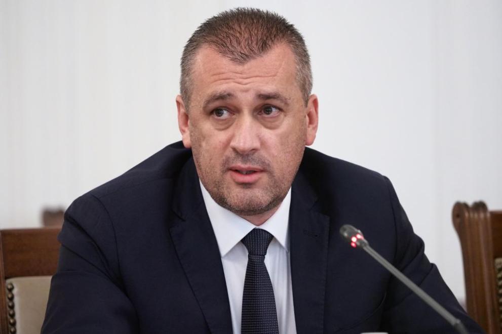 Общество министър пеев изиска допълнителни мерки срещу влизането и излизането от пристанищата на претоварени камиони 2026 peev общество министърът на транспорта и съобщенията георги пеев изпрати писмо до всички пристанищни оператори в страната с... Iustitia. Bg министър пеев изиска допълнителни мерки срещу влизането и излизането от пристанищата на претоварени камиони 2026 2026-07-03 17:29:00 юстиция общество