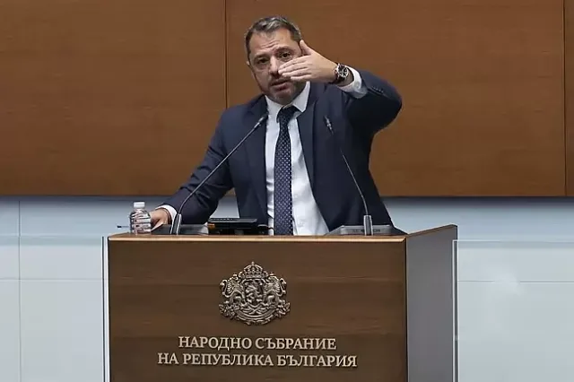 Делян Добрев благодари на армията си, обясни защо минава в запаса