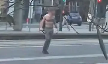 Ужас в Единбург! Полугол с мачете и брадва рани петима