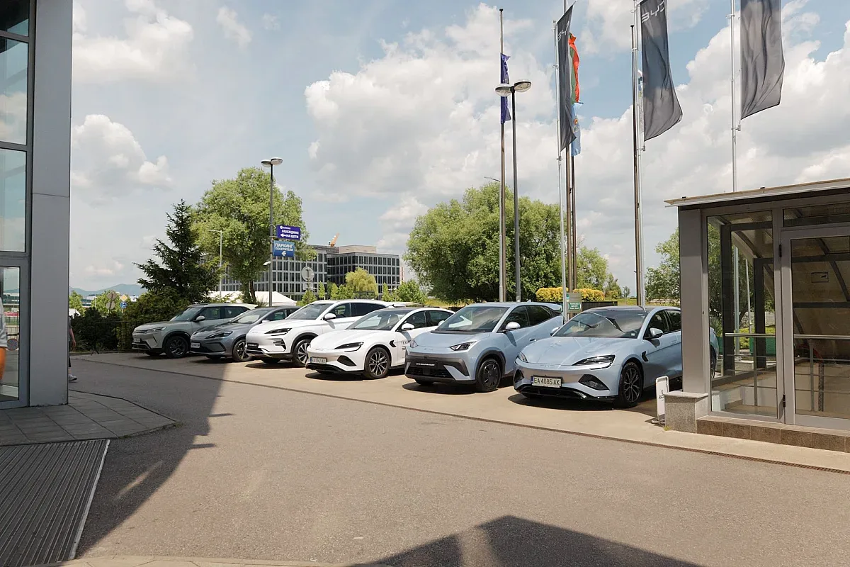 Международната делегация на проекта „Marco Polo Drive“ посети шоурума на BYD в София