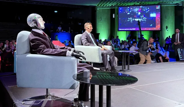 Роботът Робърт стана първият AI съветник на министър Василев