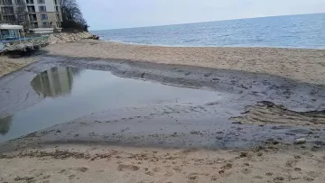 Мазутно чудовище се разля по плажовете на Черноморието. Убива туризма ни