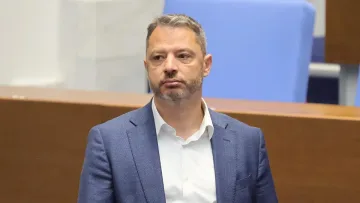 Добрев излиза, Гаджев влиза