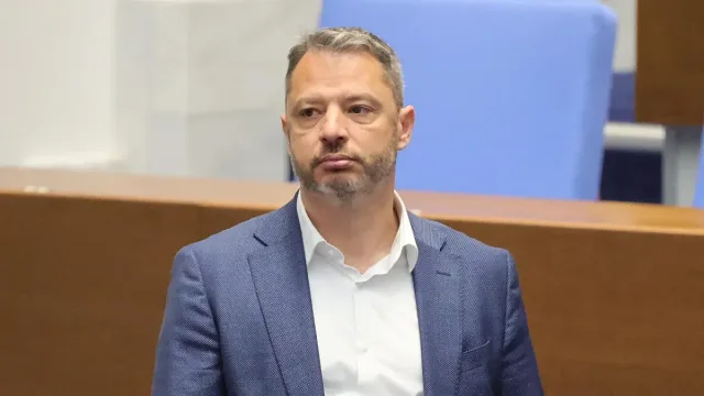 Добрев излиза, Гаджев влиза