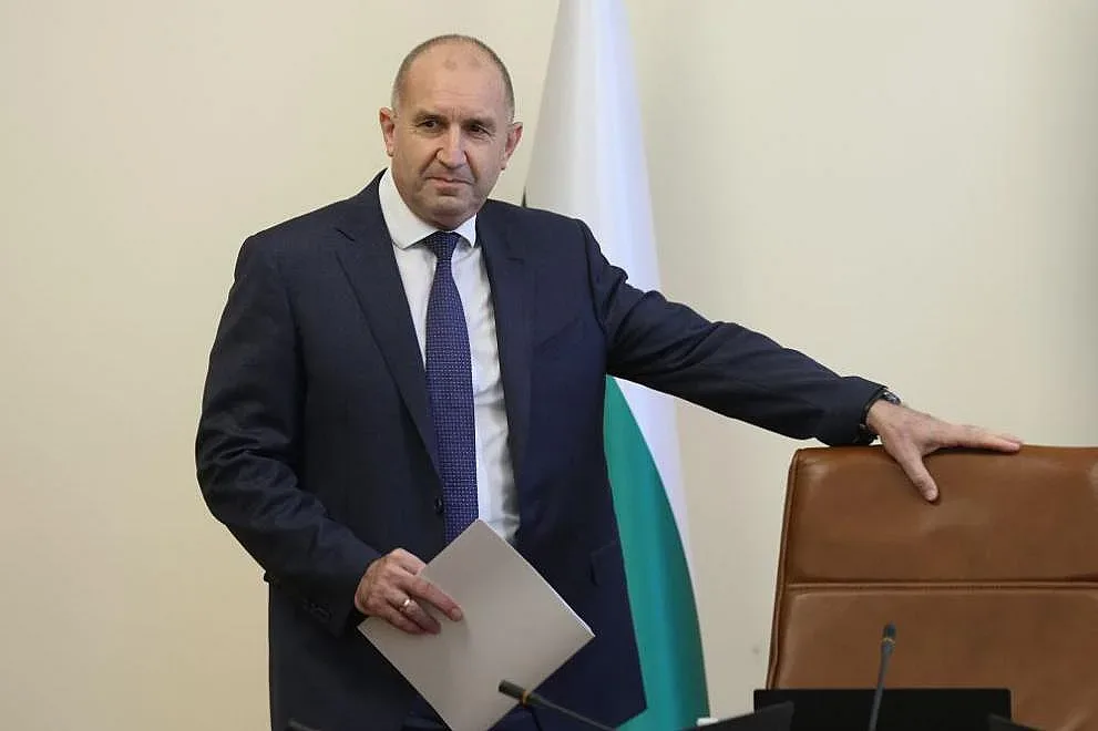 Радев хвърли бюджета в битка: Дефицитът над 3%, но доходи няма да се режат