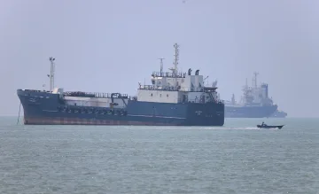 Ормуз остава капан за кораби за 125 млрд. долара