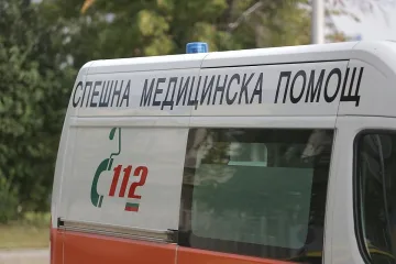 Шофьор без книжка се преобърна в дере, а моторист падна след отнето предимство