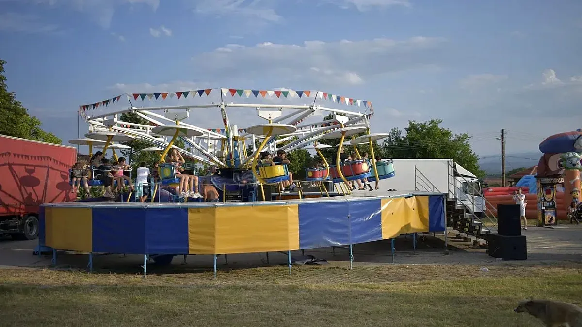 Люлка се скъса на панаир. Дете и баща му паднаха от 2 метра