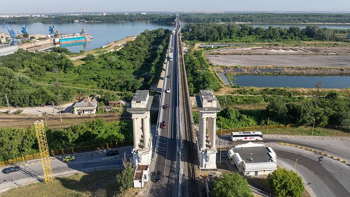 Дунав мост отпушва движението, жегата обаче спира тировете
