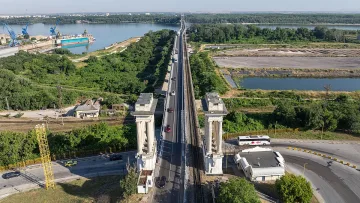 Дунав мост отпушва движението, жегата обаче спира тировете