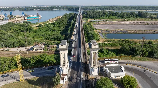 Дунав мост отпушва движението, жегата обаче спира тировете