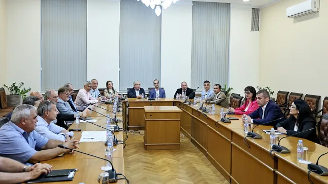 Министър Пеев: Авиационният сектор функционира стабилно, без наличие на системни проблеми