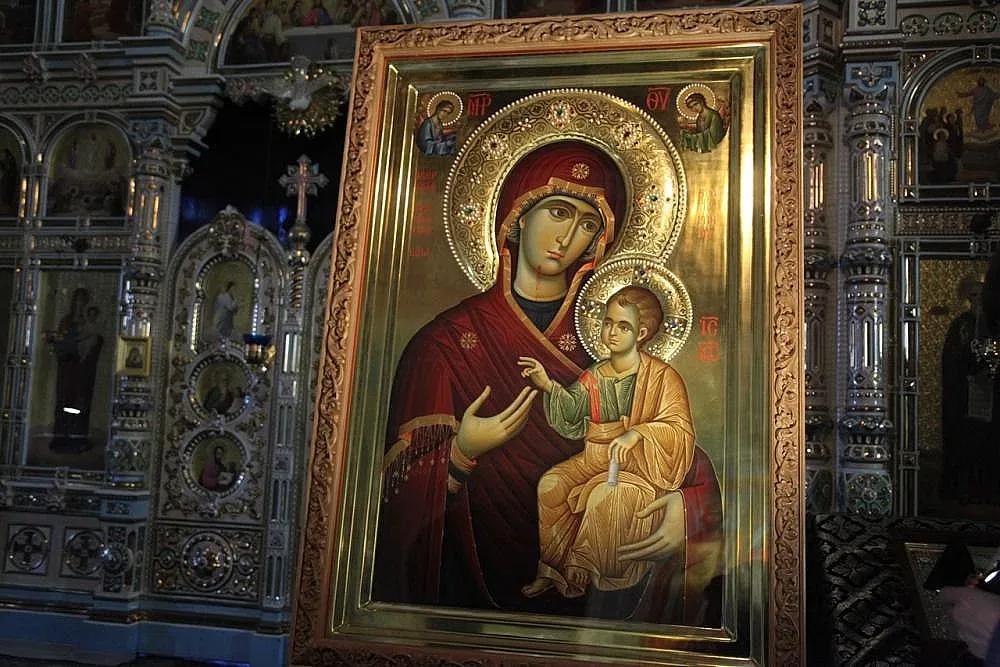 Какъв празник е днес? Почитаме честната одежда на Богородица