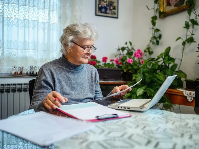 Добра новина за 800 000 българи: Вдигат линията на бедност