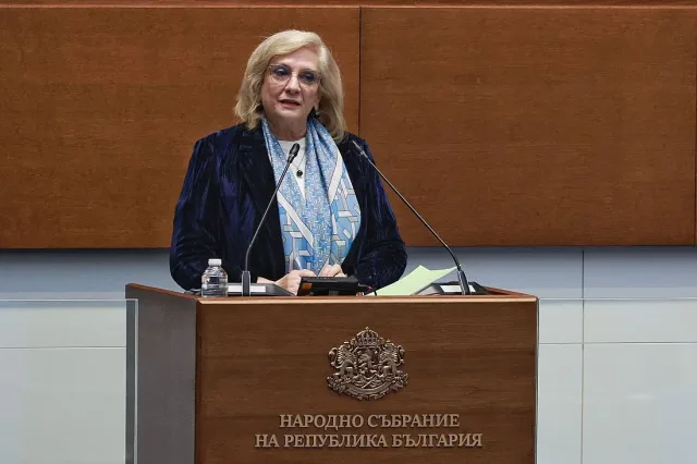 Иска Михайлова: Срам! Парламентът каза на хората: Не пътувайте, следят ви!