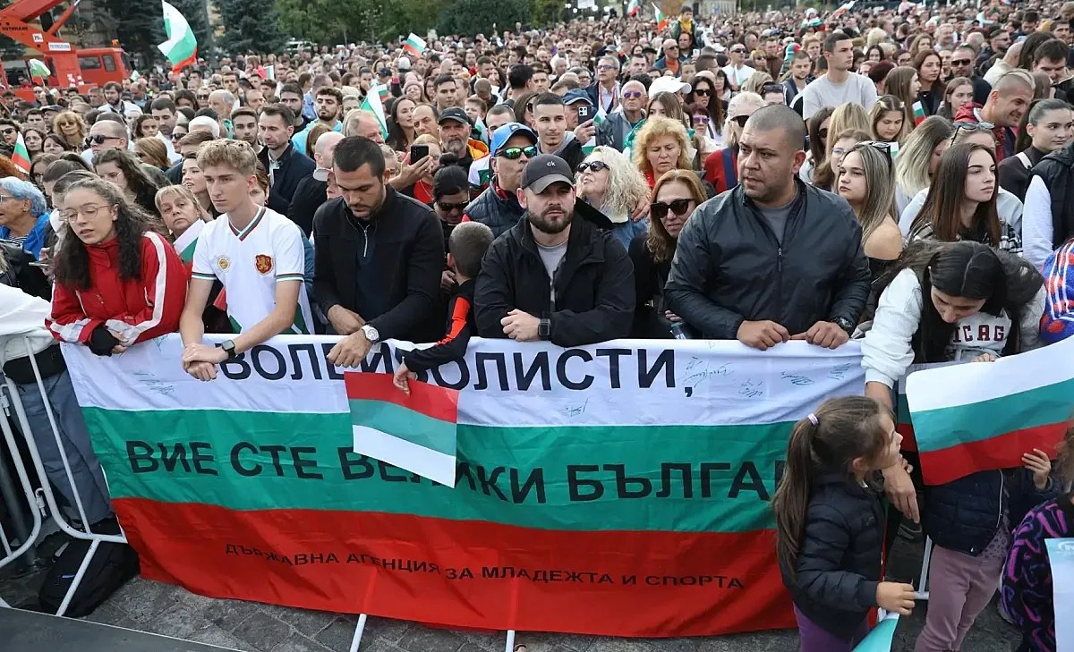 Посрещат волейболните ни национали в центъра на София (НА ЖИВО)