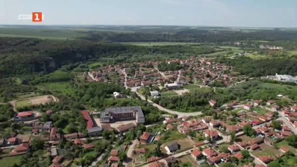 Общество скандално село край софия възкръсна! Става имотен бисер 2026 opicvet общество опицвет е едно от онези западни села, които години наред живееха в периферията на вниманието - близо до софия, но... Iustitia. Bg скандално село край софия възкръсна! Става имотен бисер 2026 2026-07-05 16:47:32 юстиция общество