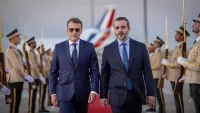 Взривове край хотела на Макрон. Първи подробности