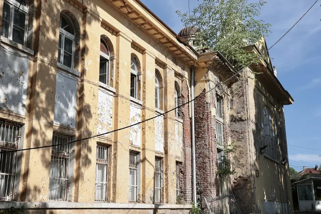 Стогодишен символ на София се разпада