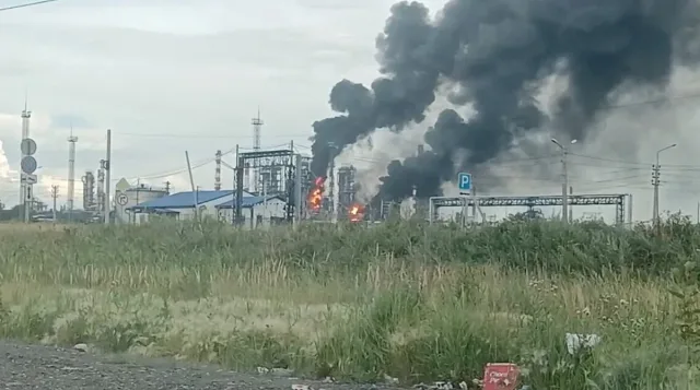 Украйна удари най-голямата руска рафинерия. Омск спря работа след атака с дронове