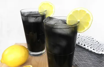 Черната лимонада завладява лятото. Каква е тайната й?