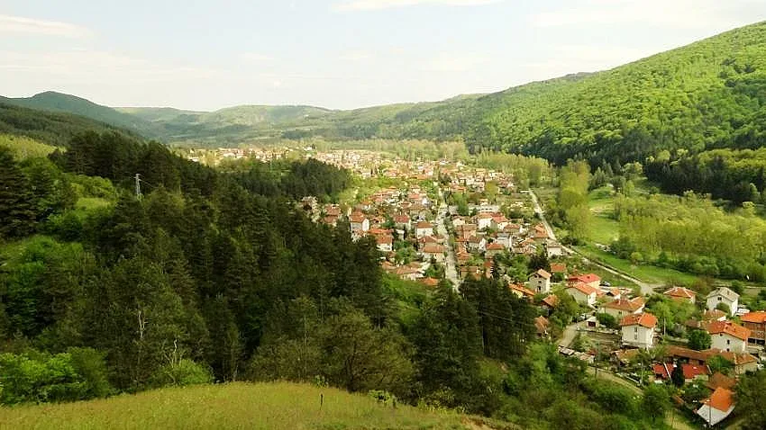 Райско село с язовир и планина става имотен диамант. Диша във врата на Панчарево