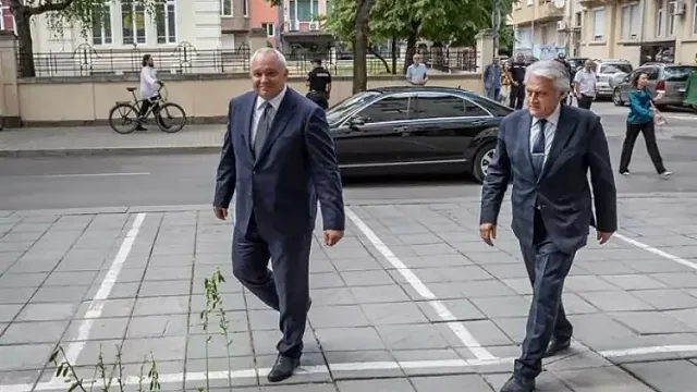 Прозрачният Демерджиев се шири като крез в 15 имота