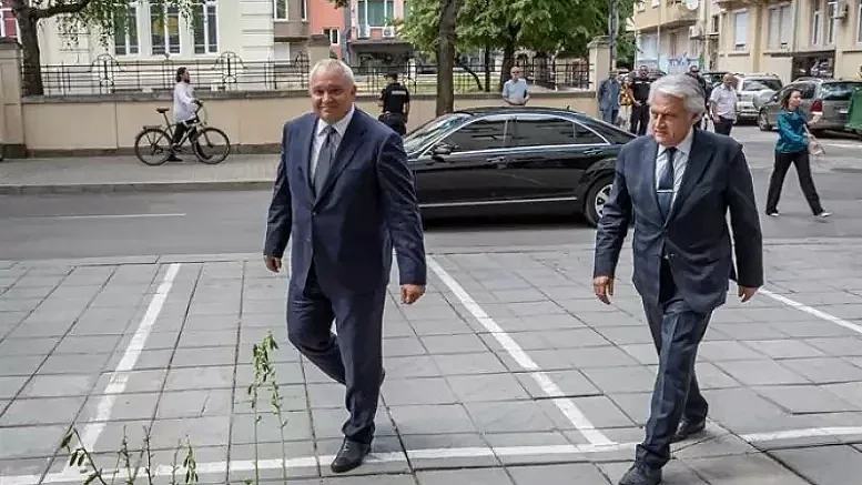 Прозрачният Демерджиев се шири като крез в 15 имота