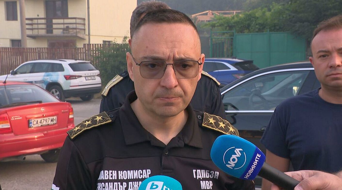 Страната гори по 100 пъти на ден. Сезонът тепърва става опасен