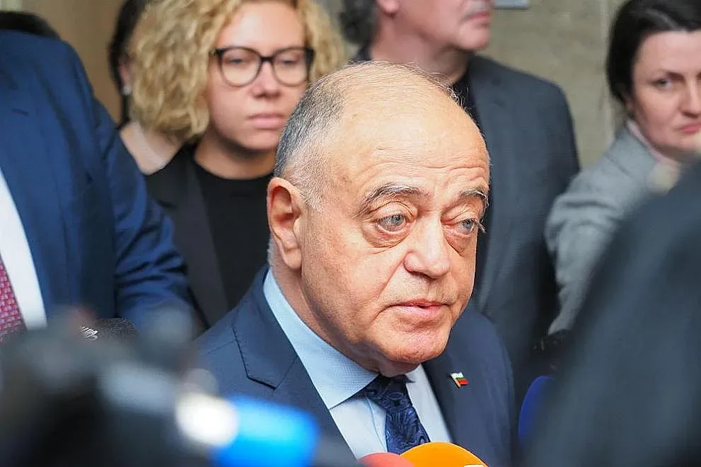 Атанас Атанасов мина в запаса, но пак ще дърпа конците