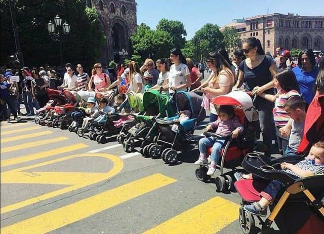 Майки излизат на протест: 398 евро не стигат да отгледаш дете!