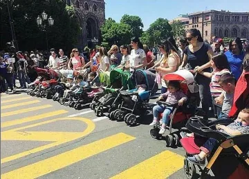 Майки излизат на протест: 398 евро не стигат да отгледаш дете!