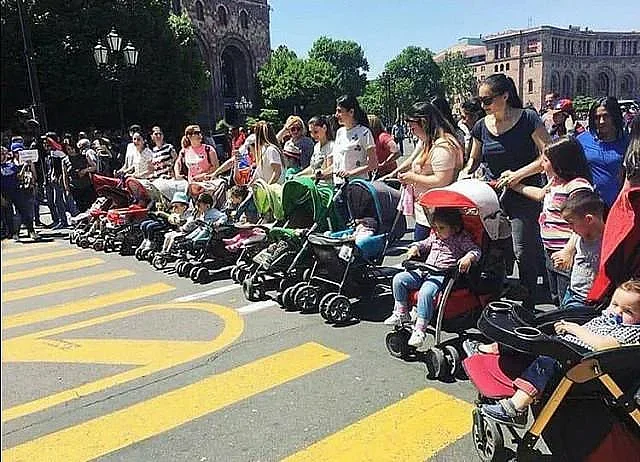 Майки излизат на протест: 398 евро не стигат да отгледаш дете!
