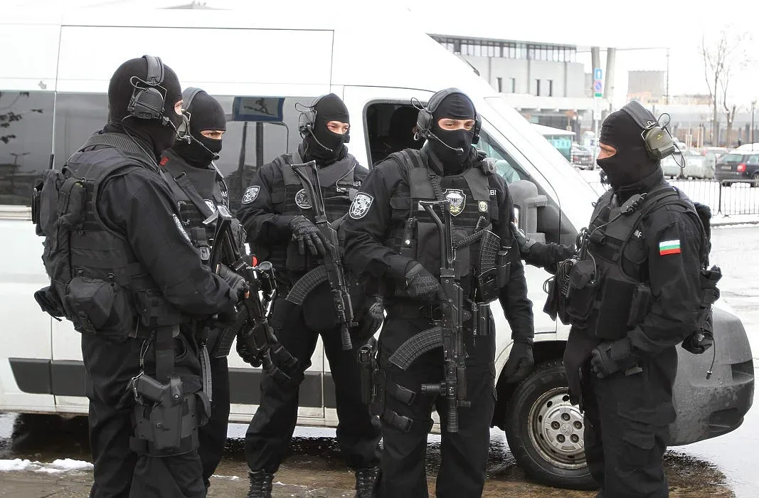 София почерня от полиция. МВР направи удар