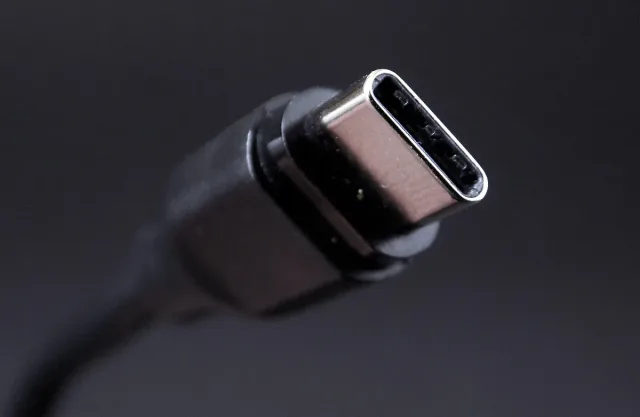 Забавя ли дългият кабел зареждането на смартфона?