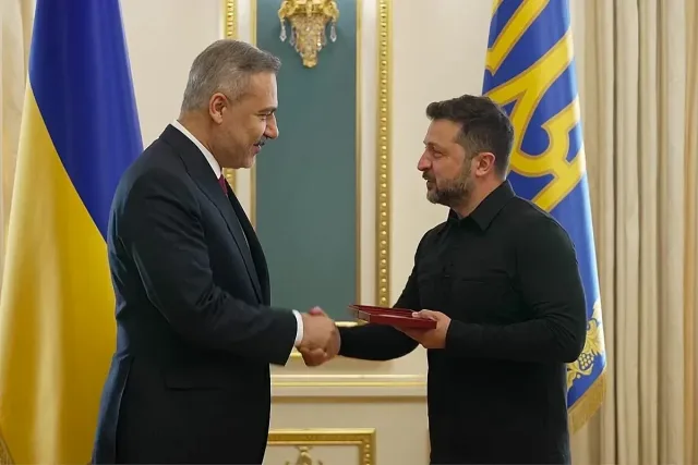 Хакан Фидан с орден от Зеленски