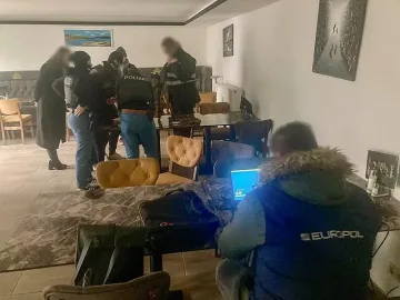 Разбиха канал за мигранти през Гърция и България. Печалбата им била над 300 000 евро