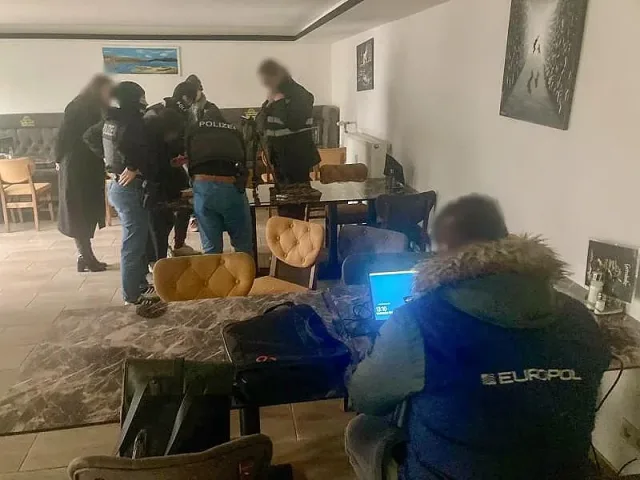 Разбиха канал за мигранти през Гърция и България. Печалбата им била над 300 000 евро