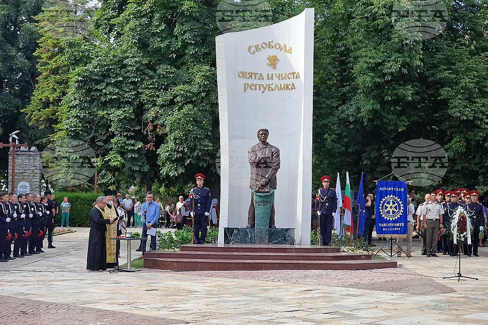 Свята и чиста република: Грандиозен паметник на Левски вдигна Търговище