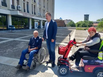 Тези нови бусове ще са краката ни – така мъж в количка благодари на кмета Живко Тодоров
