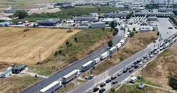 Колко седмици ще се вият опашки с километри на границата ни?