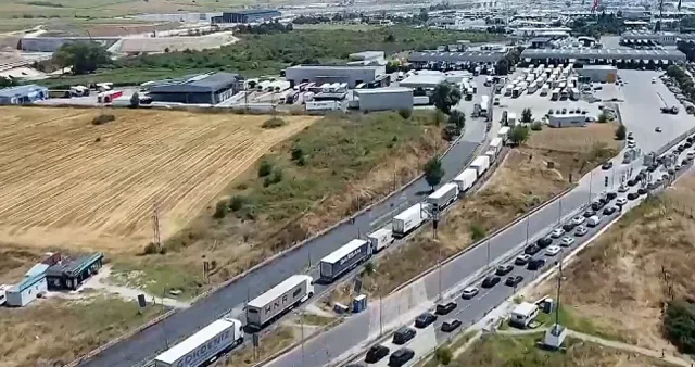 В разгара на сезона: Опашки с километри на границата ни