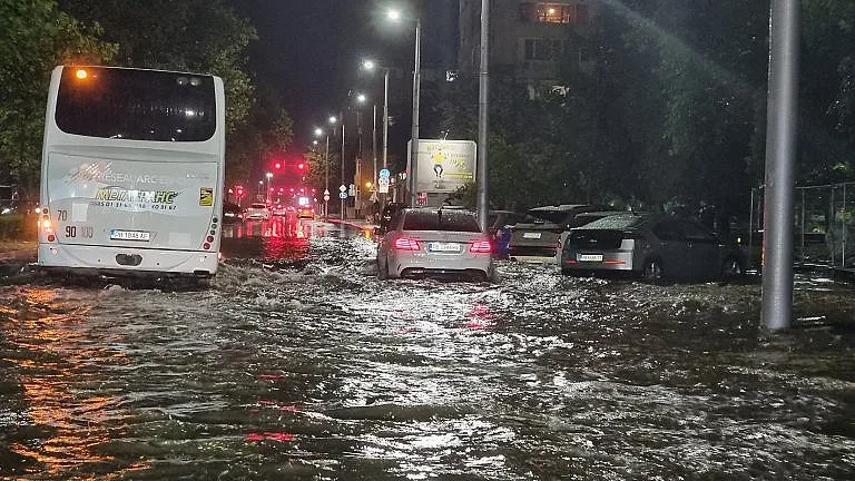 Драмата в Пловдив. Огромни щети с автомобилите